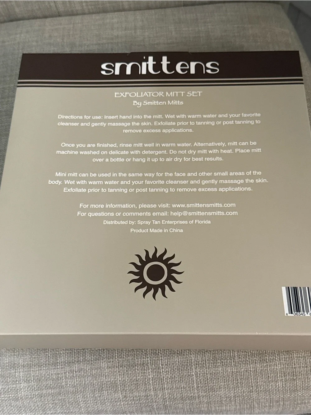 smitten Exfoliator Mitt Set in Dark Green